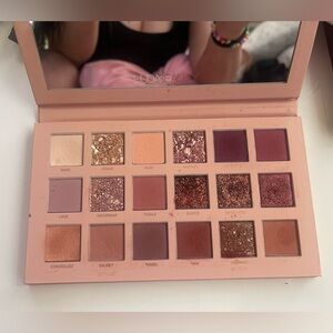 👄Huda Beauty ~ The New Nude Eyeshadow Palette💕